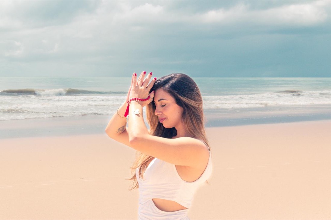 Madu em meditação, mãos em prece